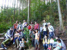 百年ヒノキの森で学ぶ、子どもたち