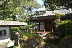 幽玄な雰囲気を湛える、座敷回廊と庭園