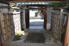 玄関から見る武家門