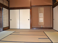 二か所の炉を切った茶室